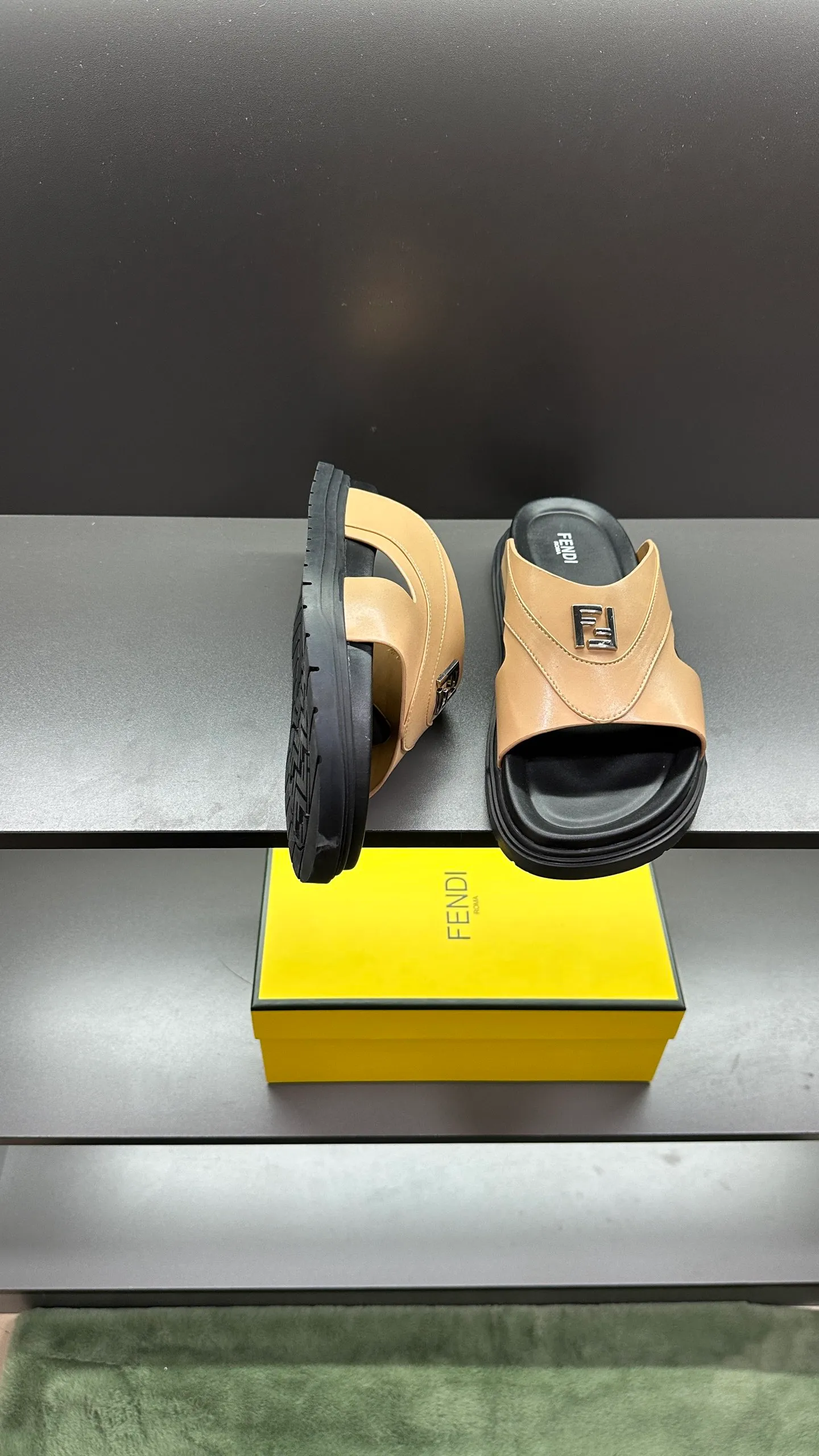 P300 [Fendi Slippers] High-end men's shoes brand, official website 1:1 latest masterpiece: original mold customization, fabrics made of imported original materials, upgraded outsole, lighter and non-slip. The market's top quality, simple yet tasteful, a must-have for fashionistas, fashionable at your feet, full of confidence, the same style at the counter 👍The season of summer slippers is here. Code: 38-45, 46 order
